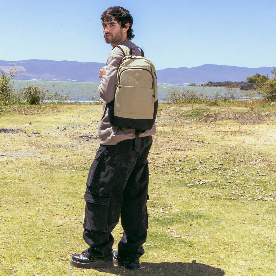 Mochila Dope: Laptop 15.6", Banda para Equipaje, Sand