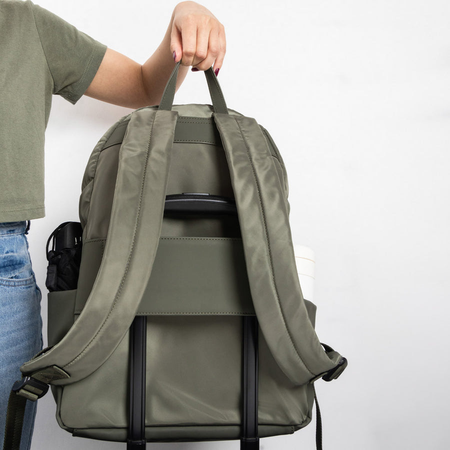 Mochila Fuji: Laptop 15.6", Banda para Equipaje, Verde